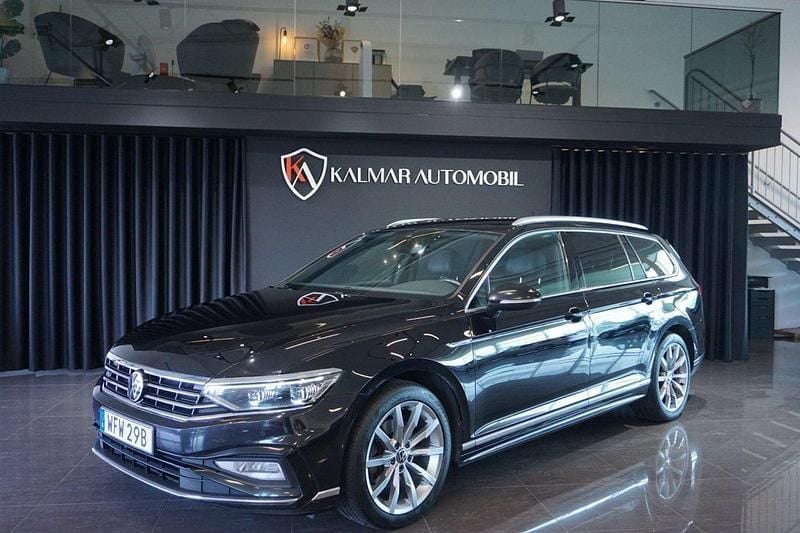 Svart Begagnad 2020 VW Passat R-line Kombi | 209 900 kr (Bra pris) - Bild 1/4