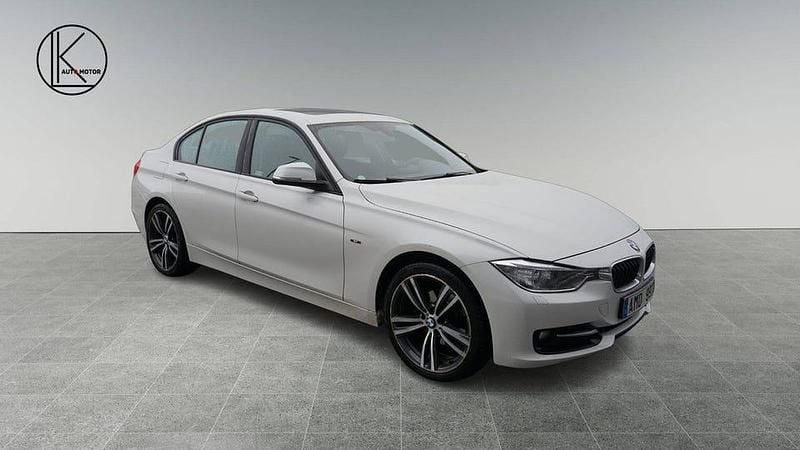 Begagnad BMW 320 Sport Line 184 HK (135 kW) 2013 Vit Sedan