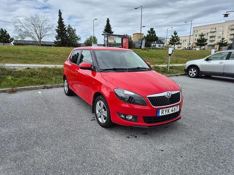 Röd Begagnad 2015 Skoda Fabia Halvkombi | 70 000 kr (Marknadspris) - Bild 1/4