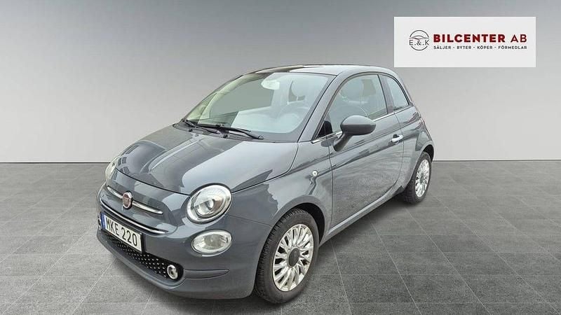 Grå Begagnad 2018 Fiat 500 Lounge Halvkombi | 95 900 kr (Marknadspris) - Bild 1/4