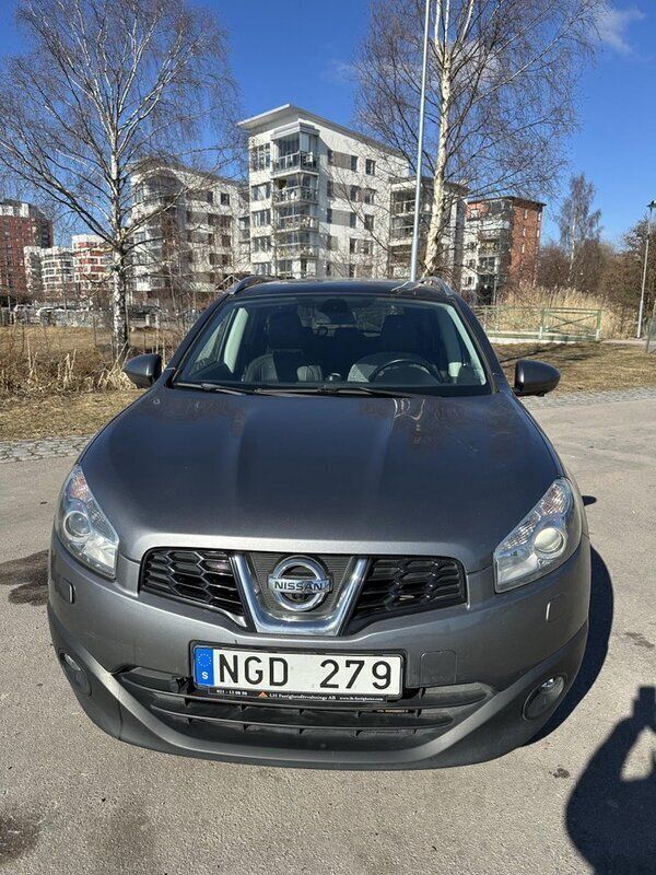 Grå Begagnad 2013 Nissan Qashqai +2 SUV | 89 000 kr (Bra pris) - Bild 1/4