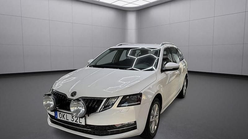 Vit Begagnad 2020 Skoda Octavia Style Kombi | 197 500 kr (Superpris) - Bild 1/4