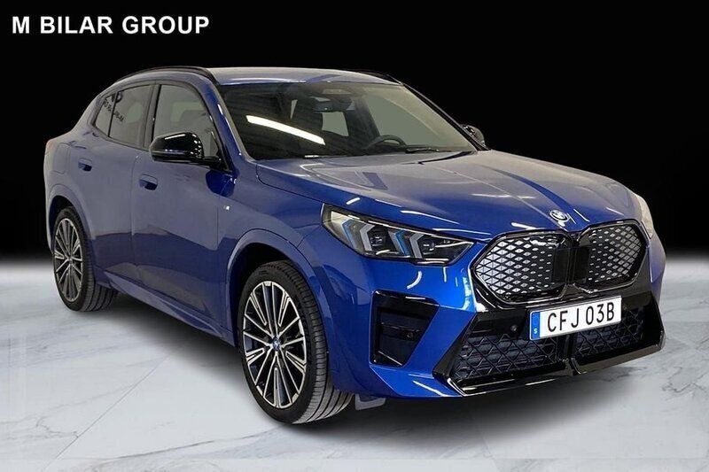 Blå Begagnad 2024 BMW iX2 M Sport SUV | 619 000 kr (Lite dyr) - Bild 1/4