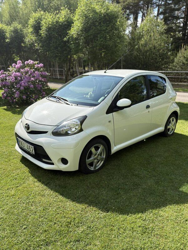 Vit Begagnad 2013 Toyota Aygo Halvkombi | 39 900 kr (Marknadspris) - Bild 1/4