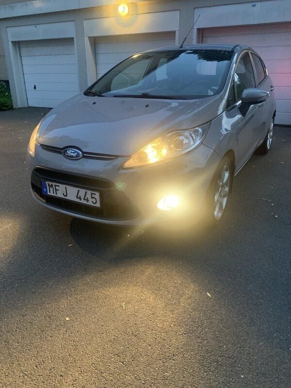 Grå Begagnad 2011 Ford Fiesta Titanium Halvkombi | 44 900 kr (Marknadspris) - Bild 1/4