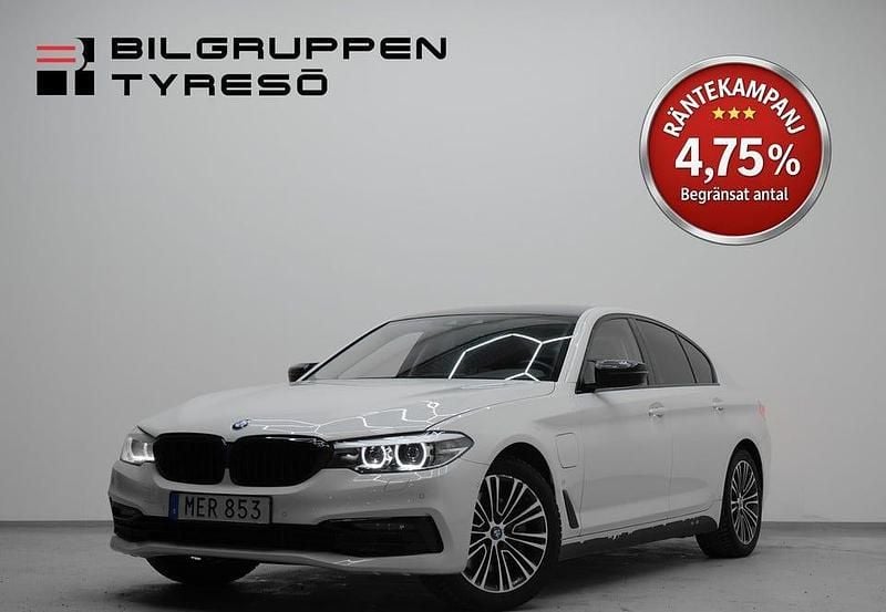Vit Begagnad 2019 BMW 530 iPerformance Sedan | 209 900 kr (Superpris) - Bild 1/4