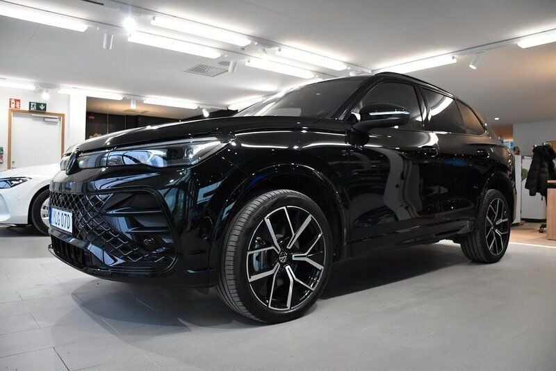 Svart Begagnad 2025 VW Tiguan R-line Edition SUV | 591 000 kr - Bild 1/3