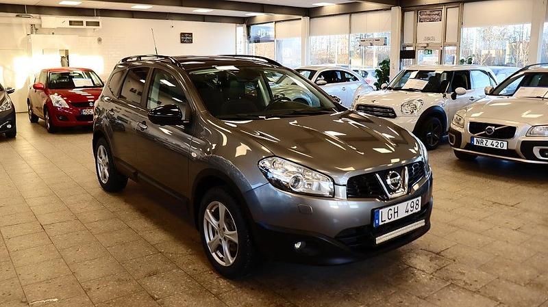 Grå Begagnad 2013 Nissan Qashqai +2 SUV | 89 900 kr (Marknadspris) - Bild 1/4