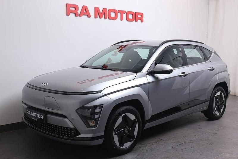 Grå Begagnad 2024 Hyundai Kona SUV | 429 900 kr (Marknadspris) - Bild 1/4
