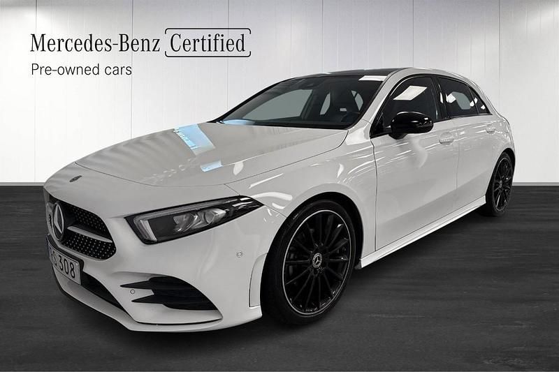 Vit (white) Begagnad 2018 Mercedes A200 AMG Halvkombi | 259 900 kr (Marknadspris) - Bild 1/4