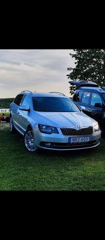 Silver Begagnad 2015 Skoda Superb Business Line Kombi | 75 000 kr (Superpris) - Bild 1/4