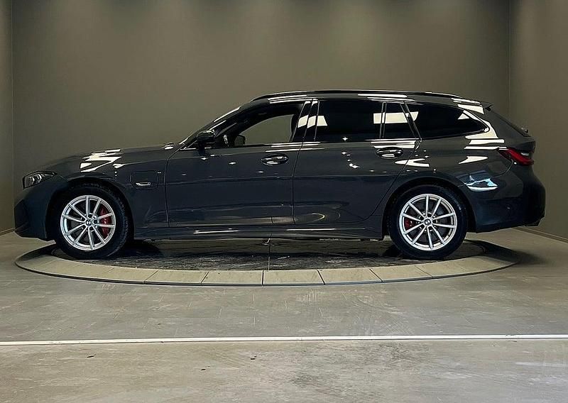 Begagnad BMW 330e M Sport 184 HK (135 kW) 2022 Grå Kombi