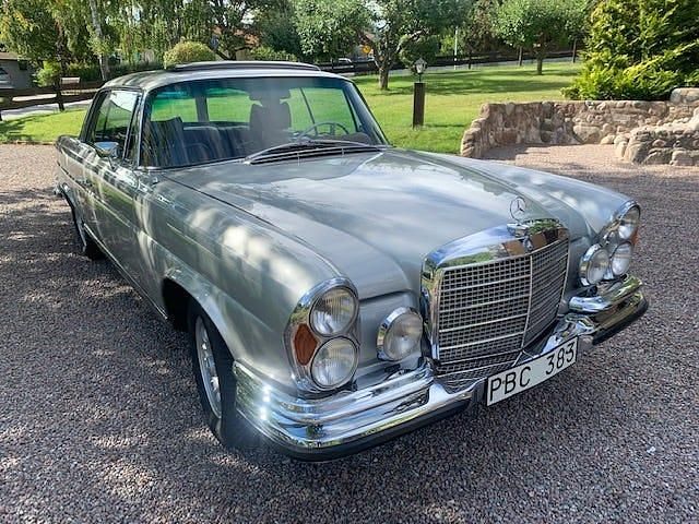 Silver metallic Begagnad 1971 Mercedes 280 SE Sportkupé | 790 000 kr - Bild 1/4