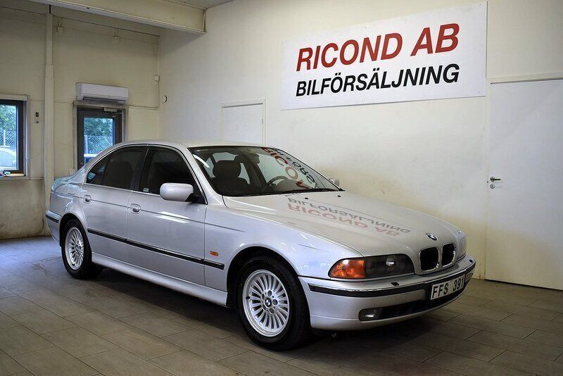 Ljusgrå Begagnad 1999 BMW 540 Sedan | 119 900 kr - Bild 1/4