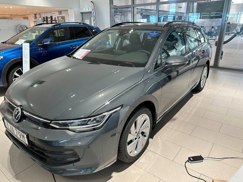 Grå Ny 2024 VW Golf VIII Life Kombi | 299 900 kr (Superpris) - Bild 1/4