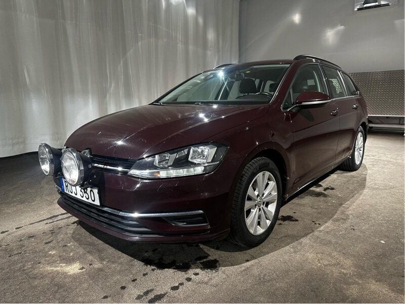 Svart Begagnad 2018 VW Golf VII Kombi | 79 900 kr (Superpris) - Bild 1/4