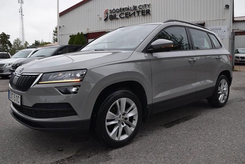 Grå Begagnad 2019 Skoda Karoq Style SUV | 189 900 kr (Marknadspris) - Bild 1/4