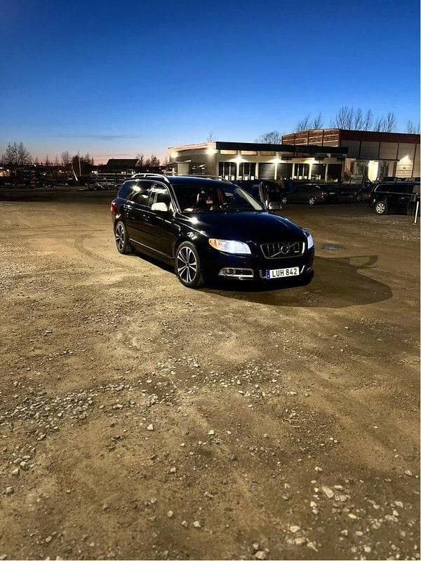 Svart Begagnad 2012 Volvo V70 R-Design Kombi | 115 000 kr (Lite dyr) - Bild 1/4