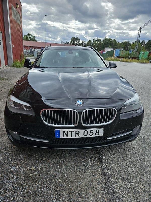 Svart Begagnad 2011 BMW 520 Kombi | 77 000 kr (Marknadspris) - Bild 1/4