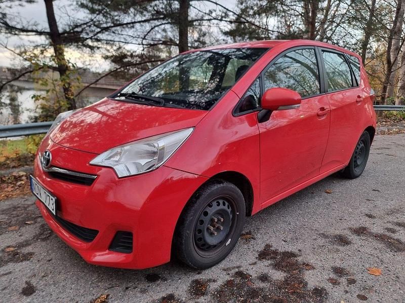 Röd Begagnad 2012 Toyota Verso-S Multidrive S Minibuss | 38 500 kr (Bra pris) - Bild 1/4