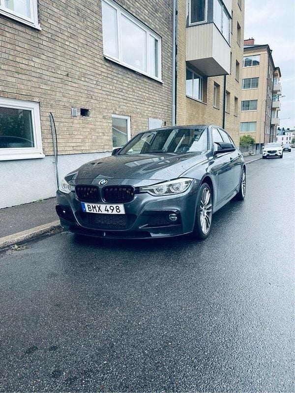 Grå Begagnad 2017 BMW 320 M Sport Sedan | 229 000 kr (Marknadspris) - Bild 1/4