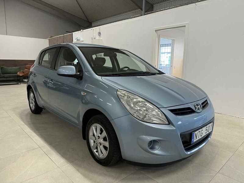 Ljusblå Begagnad 2011 Hyundai i20 Halvkombi | 44 900 kr (Marknadspris) - Bild 1/4