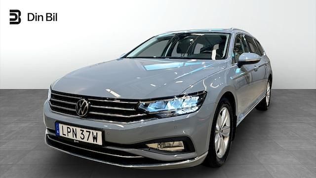 Grå Begagnad 2024 VW Passat Elegance Kombi | 339 500 kr (Bra pris) - Bild 1/4