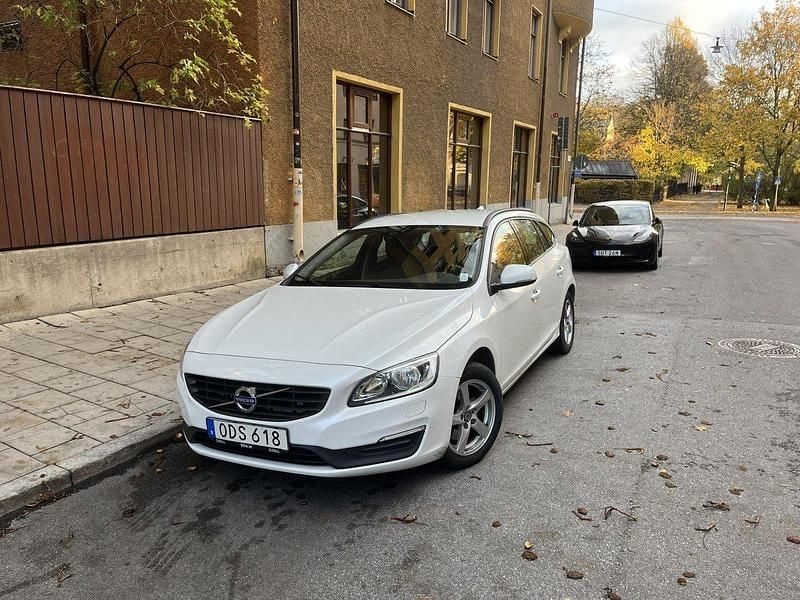 Vit Begagnad 2017 Volvo V60 Kinetic Kombi | 149 000 kr (Superpris) - Bild 1/4