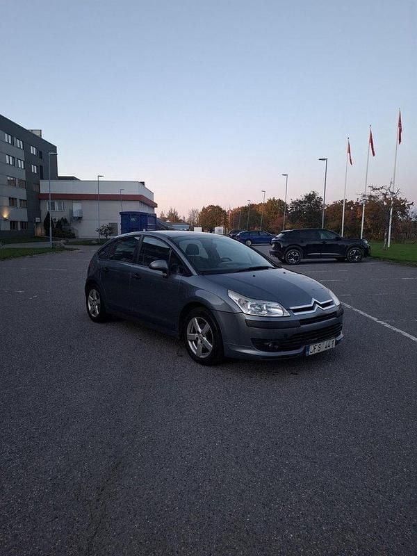 Grå Begagnad 2008 Citroën C4 Halvkombi | 26 900 kr (Marknadspris) - Bild 1/4