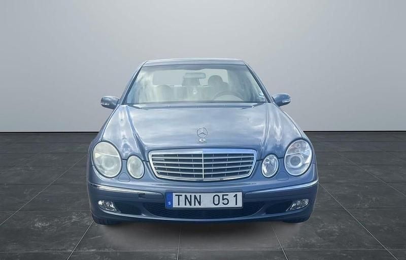 Begagnad Mercedes E240 177 HK (130 kW) 2003 Ljusblå (blå) Sedan