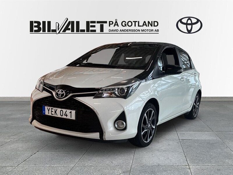 Vit (vit pärlemo/svart) Begagnad 2016 Toyota Yaris Halvkombi | 129 000 kr (Marknadspris) - Bild 1/4