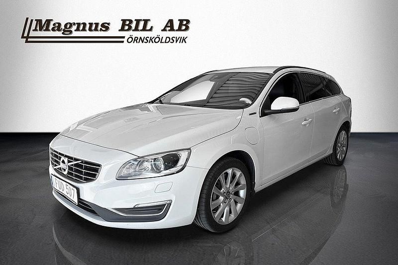 Vit Begagnad 2015 Volvo V60 Momentum Kombi | 174 900 kr (Lite dyr) - Bild 1/4