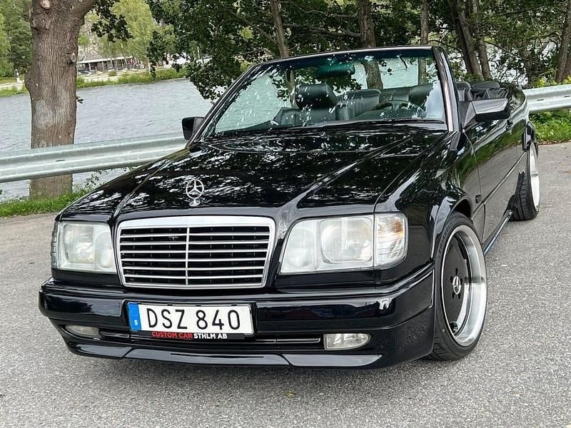 Begagnad Mercedes E300 AMG 220 HK (161 kW) 1993 Svart Cab