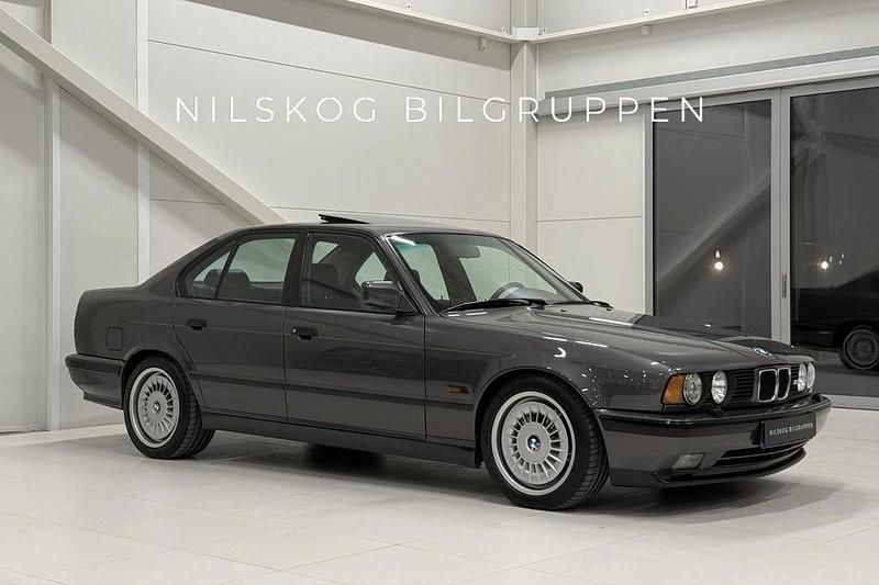 Begagnad BMW M5 Shadowline 316 HK (232 kW) 1990 Mörkgrå Sedan