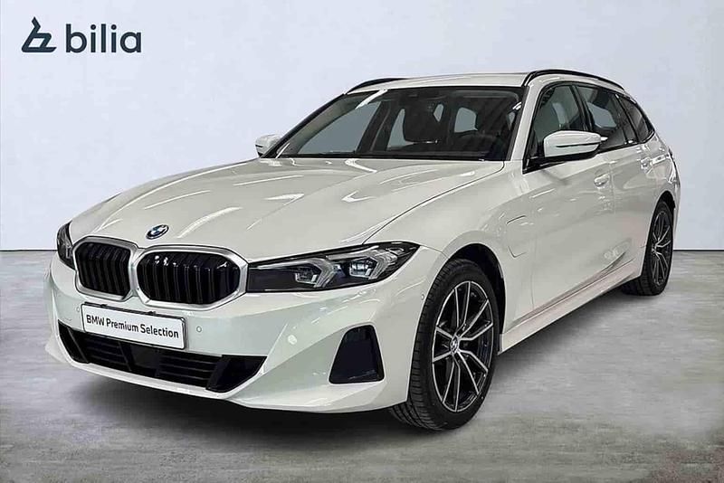 Vit Begagnad 2025 BMW 330e Shadowline Kombi | 429 900 kr - Bild 1/1