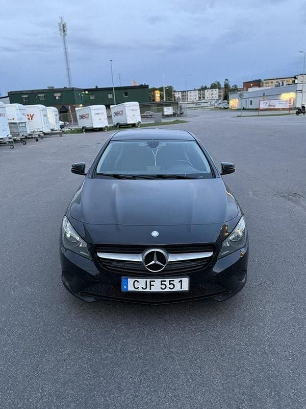 Svart Begagnad 2014 Mercedes CLA220 Sedan | 170 000 kr (Marknadspris) - Bild 1/4