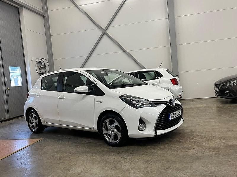 Vit Begagnad 2016 Toyota Yaris Hybrid Active Halvkombi | 114 900 kr (Marknadspris) - Bild 1/4
