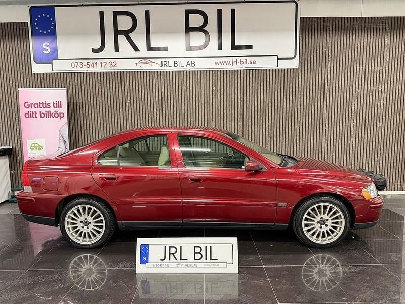 Röd Begagnad 2005 Volvo S60 Sedan | 29 900 kr (Marknadspris) - Bild 1/4