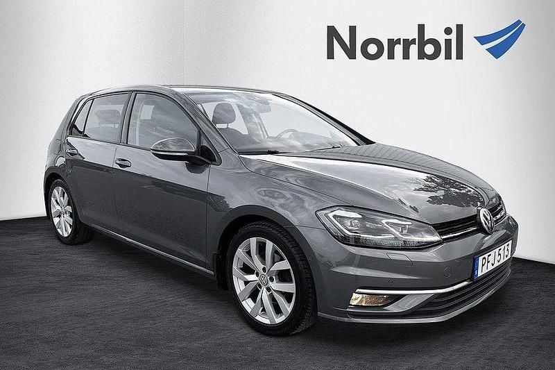 Mörkgrå (grå) Begagnad 2017 VW Golf VII Highline Halvkombi | 149 000 kr (Bra pris) - Bild 1/4