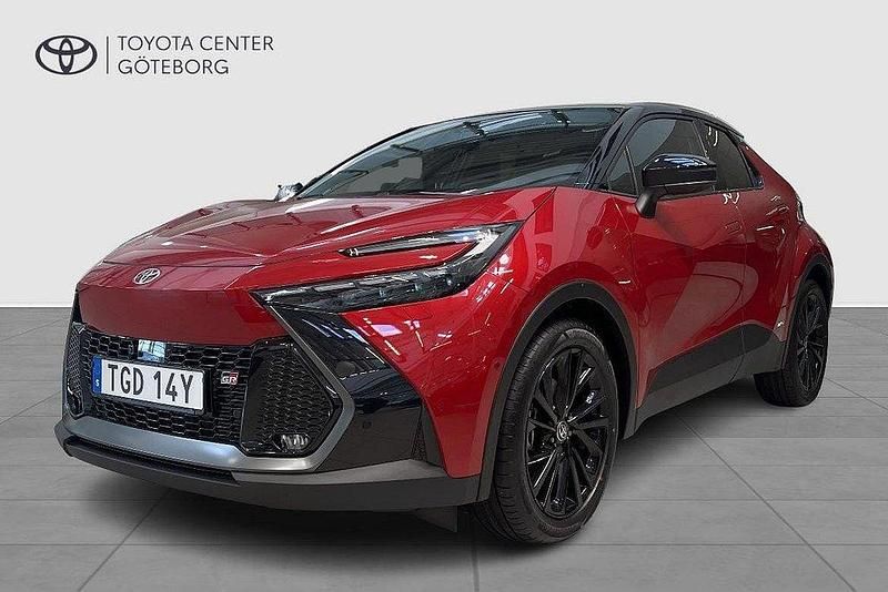 Röd Ny 2024 Toyota C-HR Sport SUV | 439 900 kr (Dyr) - Bild 1/3
