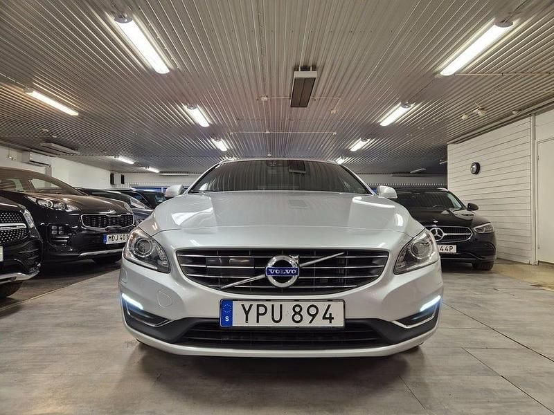 Begagnad Volvo V60 Standard 150 HK (110 kW) 2018 Silver Kombi