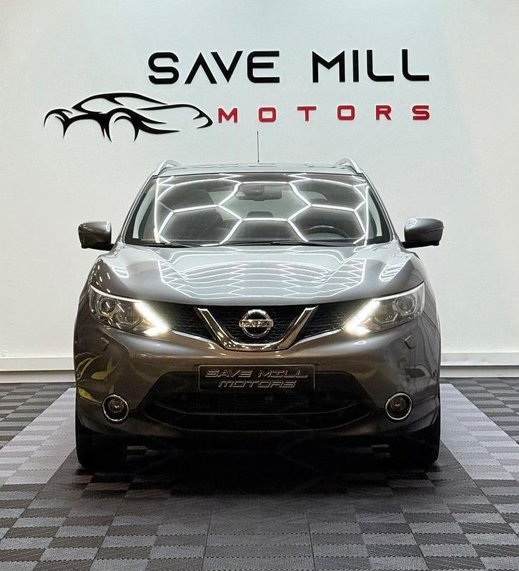 Grå Begagnad 2015 Nissan Qashqai SUV | 134 900 kr (Marknadspris) - Bild 1/4
