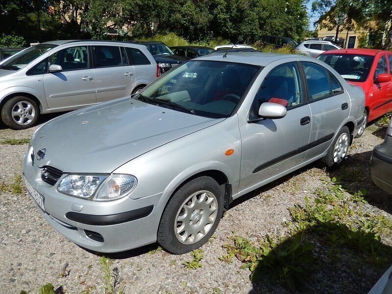 Begagnad Nissan Almera 116 HK (85 kW) 2002 Silver Sedan