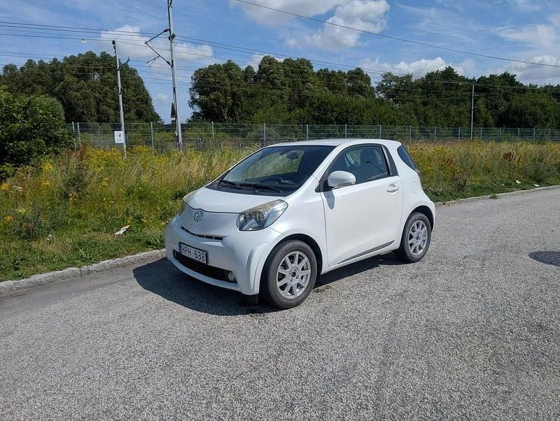 Vit Begagnad 2009 Toyota iQ Halvkombi | 42 000 kr (Marknadspris) - Bild 1/4