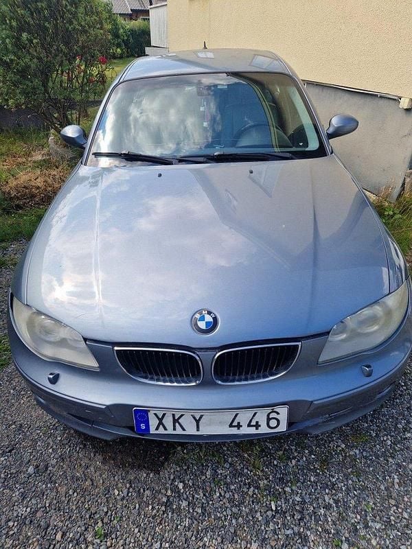 Blå Begagnad 2006 BMW 120 Advantage Halvkombi | 10 000 kr - Bild 1/4