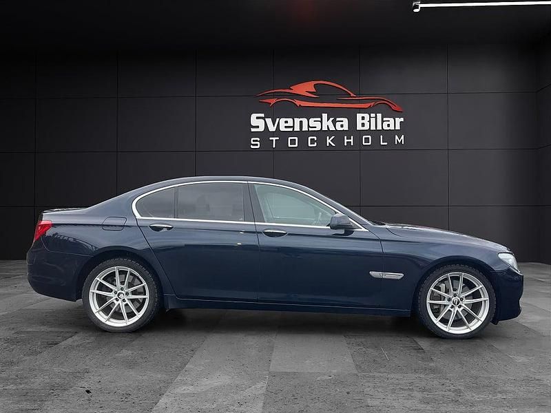 Begagnad BMW 750 408 HK (300 kW) 2010 Blå (imperial blue brilliant metallic) Sedan