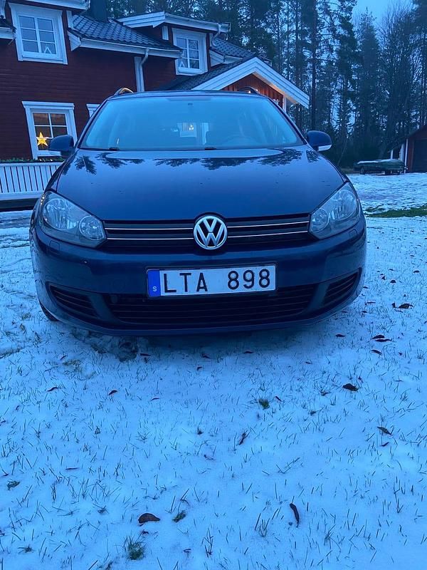 Mörkblå Begagnad 2011 VW Golf VI Halvkombi | 50 000 kr (Marknadspris) - Bild 1/4
