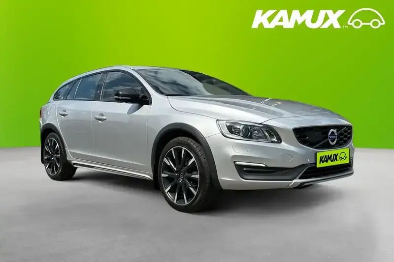 Silver/grå Begagnad 2016 Volvo V60 CC Momentum Kombi | 194 900 kr (Marknadspris) - Bild 1/4