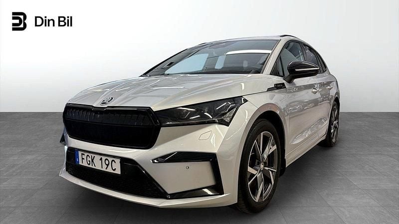Silver (brilliant silver metallic) Begagnad 2023 Skoda Enyaq iV SportLine SUV | 464 500 kr (Marknadspris) - Bild 1/4