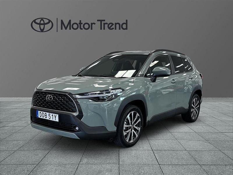 Grön Begagnad 2025 Toyota Corolla Cross Style SUV | 364 900 kr (Marknadspris) - Bild 1/4